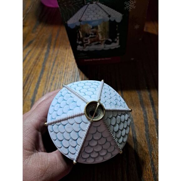 2005 Carlton Cards Heirloom Dashing Through the Snow Christmas Holiday Ornament - Picture 6 of 8